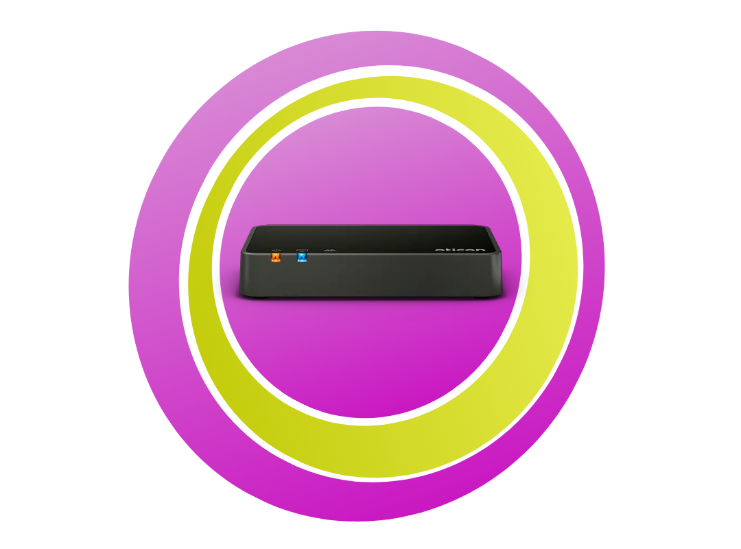 Pinke und grüne Kreise mit einem Oticon TV Adapter 3.0 in der Mitte.