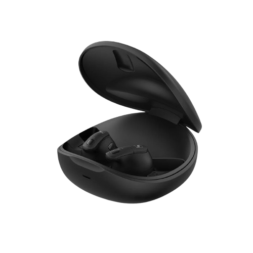 Ein Paar schwarze In-Ears Sennheiser Conversation Clear Plus in einer offenen Ladeschale
